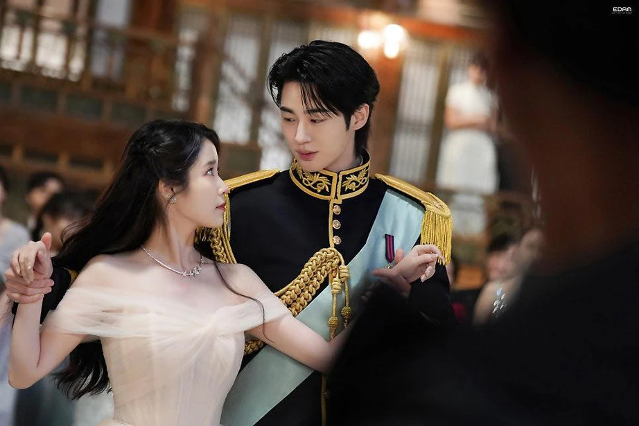 Giải m&atilde; cơn sốt "Perfect crown" c&oacute; IU v&agrave; Byun Woo Seok đ&oacute;ng ch&iacute;nh- Ảnh 1.