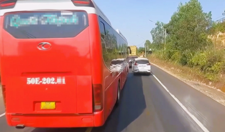 Phạt 5 triệu đồng, trừ 2 điểm GPLX tài xế xe khách liều lĩnh vượt ẩu trên Quốc lộ 14- Ảnh 1. Phạt 5 triệu đồng, trừ 2 điểm GPLX tài xế xe khách liều lĩnh vượt ẩu trên Quốc lộ 14- Ảnh 1.