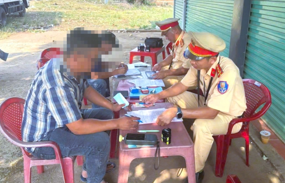 Phạt 5 triệu đồng, trừ 2 điểm GPLX tài xế xe khách liều lĩnh vượt ẩu trên Quốc lộ 14- Ảnh 2. Phạt 5 triệu đồng, trừ 2 điểm GPLX tài xế xe khách liều lĩnh vượt ẩu trên Quốc lộ 14- Ảnh 2.