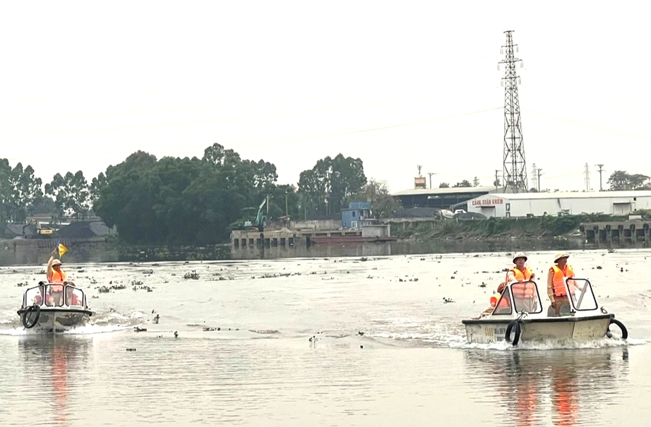 Siết chặt vi phạm đường thủy, xử l&yacute; c&aacute;c h&agrave;nh vi tiềm ẩn tai nạn ở Ninh B&igrave;nh- Ảnh 1.