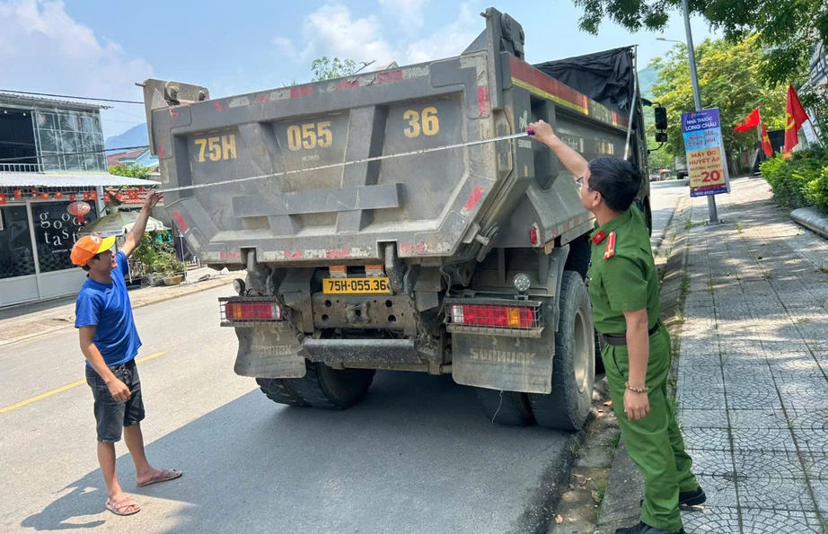 Huế: Tổng r&agrave; so&aacute;t 570 &ocirc; t&ocirc; tải, xe sơ mi rơ mo&oacute;c tự đổ từ 15 tấn trở l&ecirc;n- Ảnh 1.