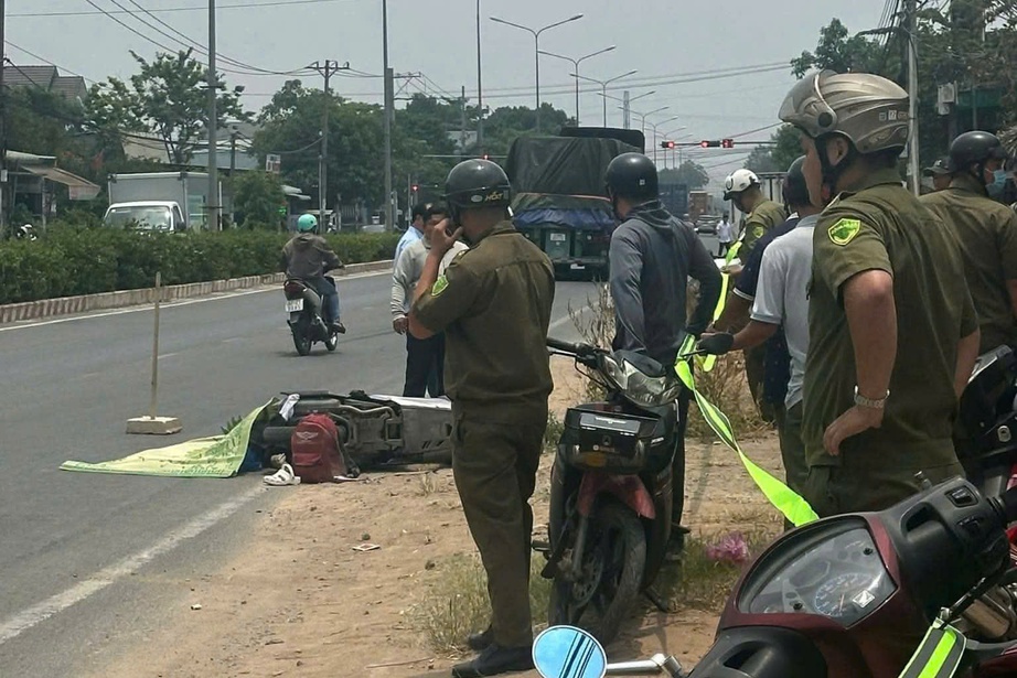 TP.HCM: Xe đầu k&eacute;o va chạm xe m&aacute;y chạy c&ugrave;ng chiều, nữ sinh tử vong thương t&acirc;m- Ảnh 1.