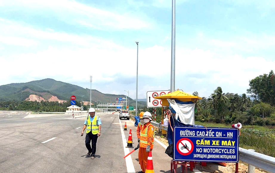 Gi&uacute;p đỡ h&agrave;ng chục phương tiện gặp sự cố tr&ecirc;n cao tốc qua Gia Lai vừa khai th&aacute;c- Ảnh 2.