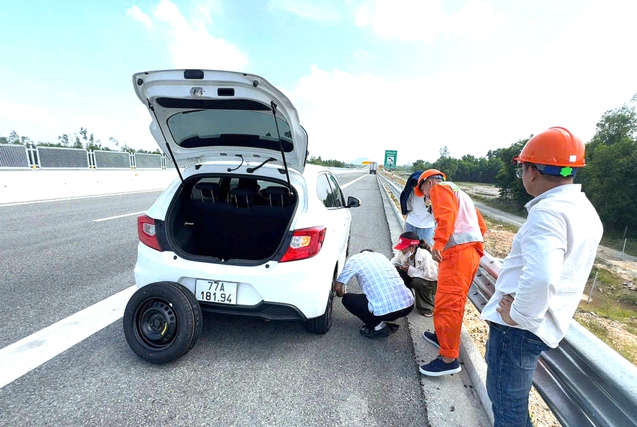 Gi&uacute;p đỡ h&agrave;ng chục phương tiện gặp sự cố tr&ecirc;n cao tốc qua Gia Lai vừa khai th&aacute;c- Ảnh 4.
