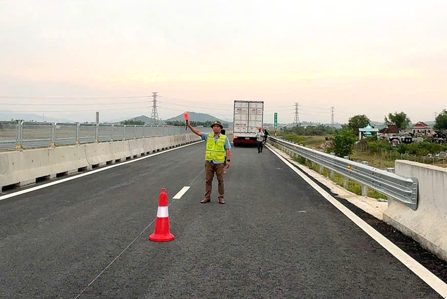 Gi&uacute;p đỡ h&agrave;ng chục phương tiện gặp sự cố tr&ecirc;n cao tốc qua Gia Lai vừa khai th&aacute;c- Ảnh 6.