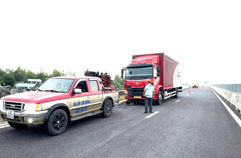 Gi&uacute;p đỡ h&agrave;ng chục phương tiện gặp sự cố tr&ecirc;n cao tốc qua Gia Lai vừa khai th&aacute;c- Ảnh 1.