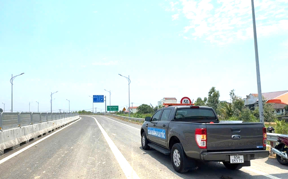 Gi&uacute;p đỡ h&agrave;ng chục phương tiện gặp sự cố tr&ecirc;n cao tốc qua Gia Lai vừa khai th&aacute;c- Ảnh 3.