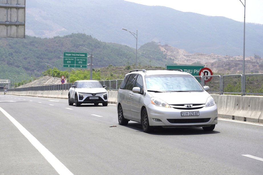 Gi&uacute;p đỡ h&agrave;ng chục phương tiện gặp sự cố tr&ecirc;n cao tốc qua Gia Lai vừa khai th&aacute;c- Ảnh 11.