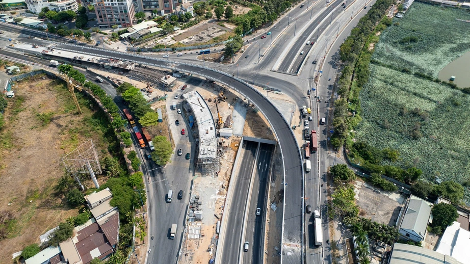 TP.HCM huy động hơn 1.000 nh&acirc;n lực thi c&ocirc;ng xuy&ecirc;n lễ 30/4 tại 9 dự &aacute;n hạ tầng trọng điểm- Ảnh 1.