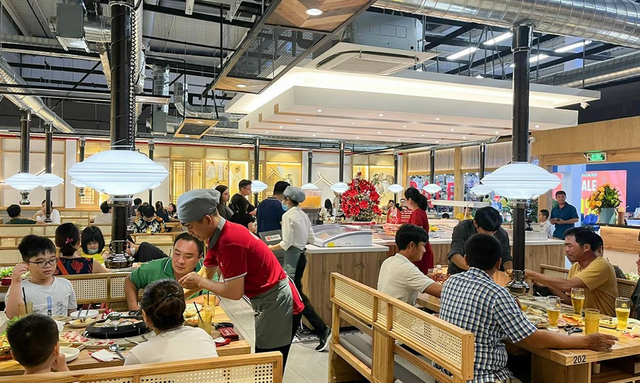 Khu vực dịch vụ tiếp tục l&agrave; trụ cột thu h&uacute;t nh&acirc;n lực với 21,5 triệu lao động- Ảnh 1.