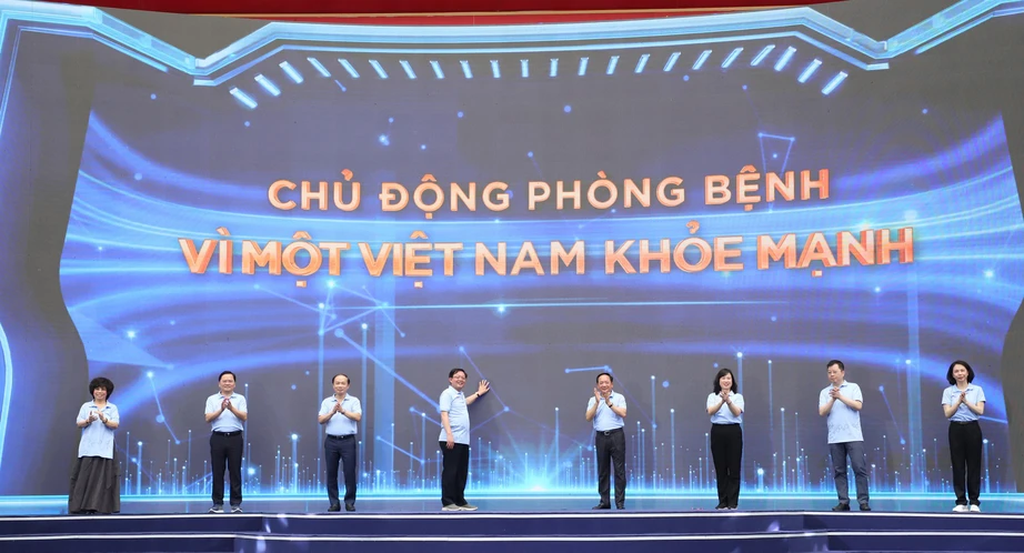 H&agrave;ng ng&agrave;n người d&acirc;n Thủ đ&ocirc; được kh&aacute;m miễn ph&iacute; tại ng&agrave;y hội Sức khỏe to&agrave;n d&acirc;n- Ảnh 1.