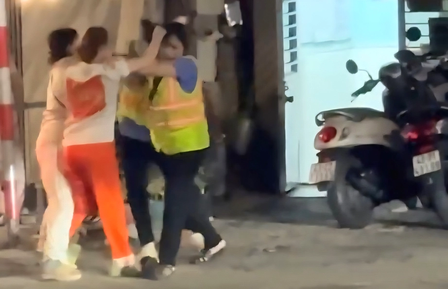 Nh&acirc;n vi&ecirc;n g&aacute;c chắn đường sắt ở Đ&agrave; Nẵng bị h&agrave;nh hung- Ảnh 1.