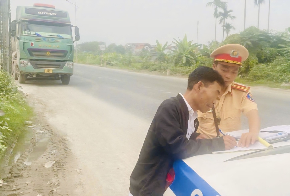 Tài xế ô tô vượt ẩu ở Ninh Bình bị phạt 5 triệu đồng, trừ điểm giấy phép lái xe- Ảnh 1. Tài xế ô tô vượt ẩu ở Ninh Bình bị phạt 5 triệu đồng, trừ điểm giấy phép lái xe- Ảnh 1.