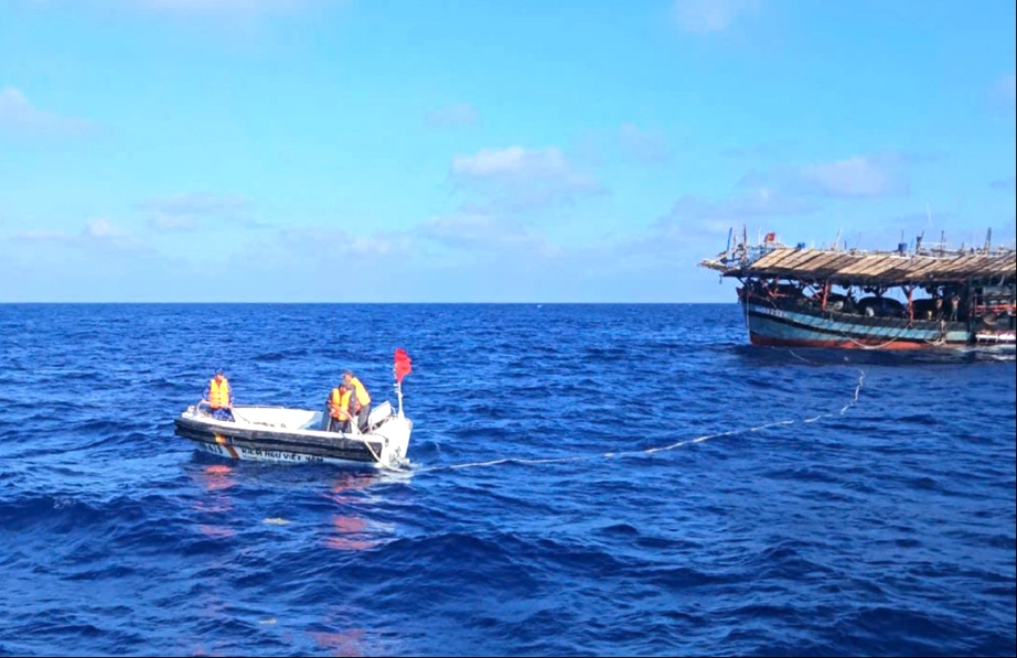 Kịp thời cứu k&eacute;o t&agrave;u c&aacute; Quảng Ng&atilde;i c&ugrave;ng 36 ngư d&acirc;n gặp nạn tr&ecirc;n biển Trường Sa- Ảnh 1.