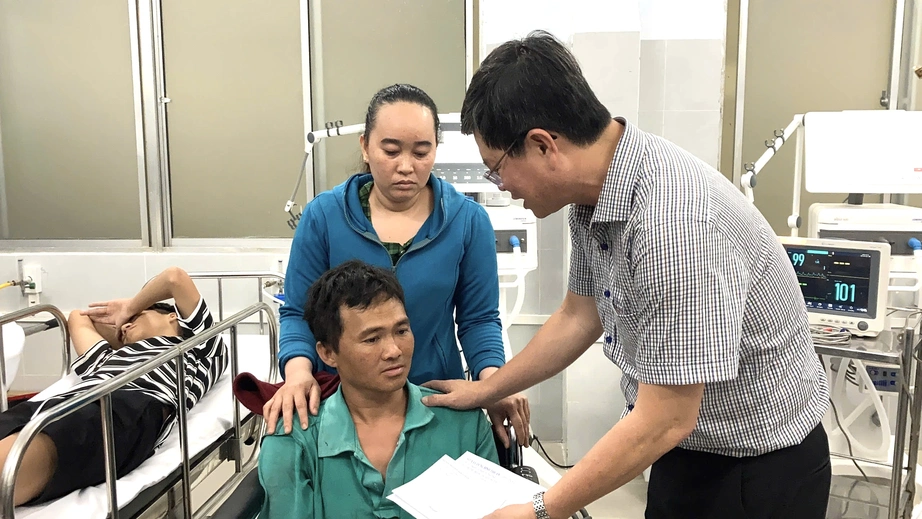 Vụ xe khách lao xuống vực ở Lâm Đồng: Nỗi bàng hoàng, xót xa của người ở lại- Ảnh 2. Vụ xe khách lao xuống vực ở Lâm Đồng: Nỗi bàng hoàng, xót xa của người ở lại- Ảnh 2.