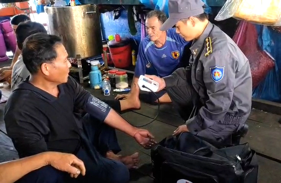 Kịp thời cứu k&eacute;o t&agrave;u c&aacute; Quảng Ng&atilde;i c&ugrave;ng 36 ngư d&acirc;n gặp nạn tr&ecirc;n biển Trường Sa- Ảnh 2.