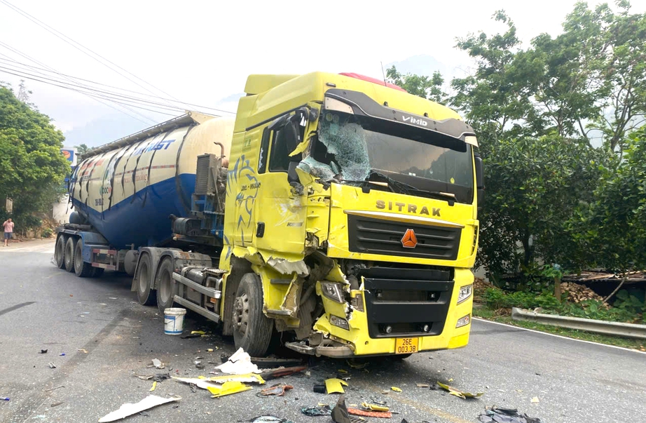 Xe tải đấu đầu xe đầu k&eacute;o tr&ecirc;n QL6 đoạn qua Ph&uacute; Thọ, hai người bị thương ở Ph&uacute; Thọ- Ảnh 2.