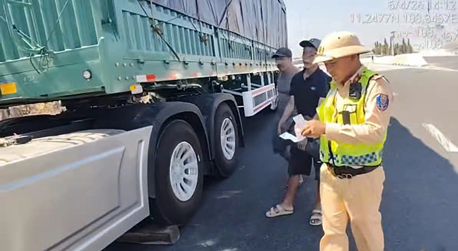 Phạt hơn 100 triệu đồng l&aacute;i xe đầu k&eacute;o vi phạm h&agrave;ng loạt lỗi tr&ecirc;n cao tốc Vĩnh Hảo-Phan Th- Ảnh 1.