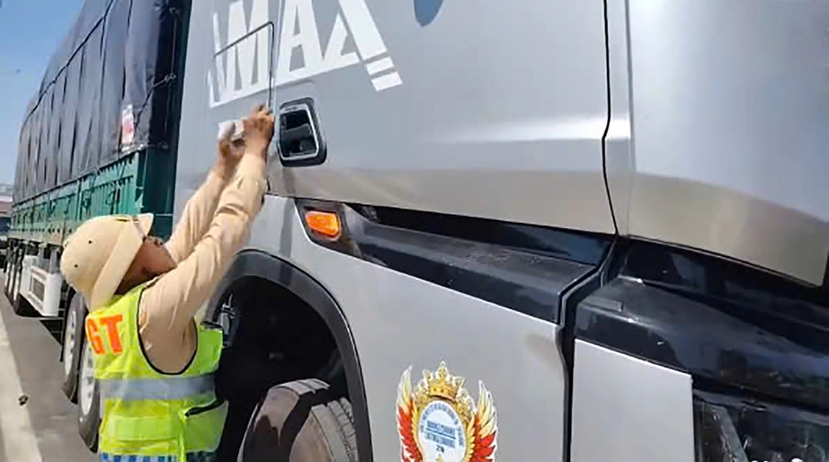 Phạt hơn 100 triệu đồng l&aacute;i xe đầu k&eacute;o vi phạm h&agrave;ng loạt lỗi tr&ecirc;n cao tốc Vĩnh Hảo-Phan Th- Ảnh 2.