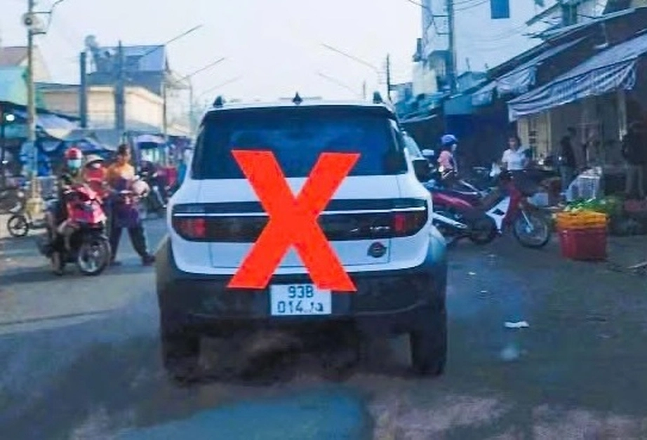 Bị phản &aacute;nh tr&ecirc;n VNeTraffic v&igrave; dừng đỗ xe giữa đường, t&agrave;i xế bị xử phạt- Ảnh 2.