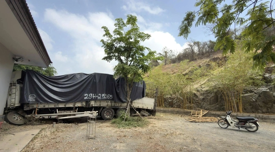 Lâm Đồng: Xe tải chở vật tư lao xuống vực núi, 3 người tử vong- Ảnh 1.