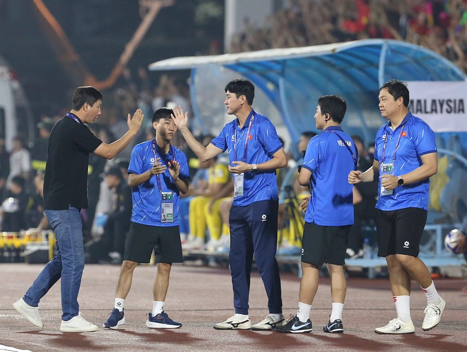 Đội tuyển Việt Nam chia tay trợ l&yacute; Lee Jung-soo- Ảnh 1.