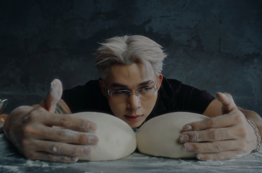 Jun Phạm gây tranh cãi với MV mới, Sở Văn hóa và Thể thao TP.HCM lên tiếng- Ảnh 1. Jun Phạm gây tranh cãi với MV mới, Sở Văn hóa và Thể thao TP.HCM lên tiếng- Ảnh 1.