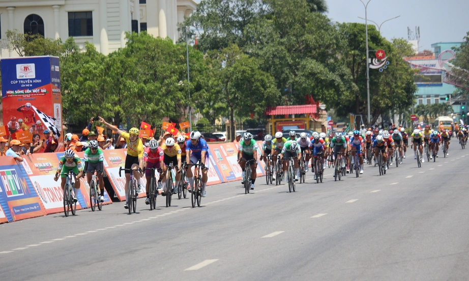 Cuộc đua xe đạp &ldquo;Non s&ocirc;ng liền một dải&rdquo; c&aacute;n đ&iacute;ch chặng 7 tại Đồng Hới- Ảnh 1.