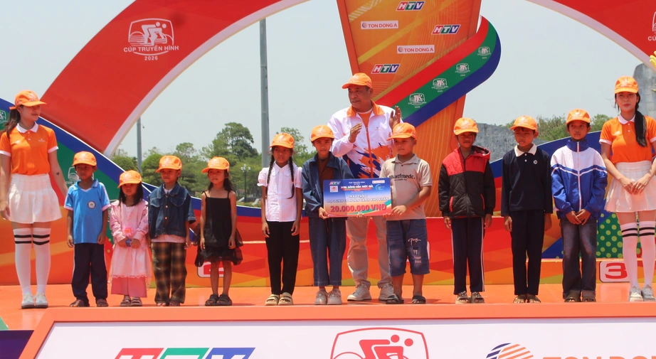 Cuộc đua xe đạp &ldquo;Non s&ocirc;ng liền một dải&rdquo; c&aacute;n đ&iacute;ch chặng 7 tại Đồng Hới- Ảnh 2.