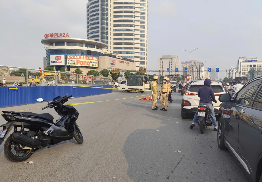 Hải Phòng: Va chạm với máy xúc, cụ bà 76 tuổi tử vong tại chỗ- Ảnh 1. Hải Phòng: Va chạm với máy xúc, cụ bà 76 tuổi tử vong tại chỗ- Ảnh 1.