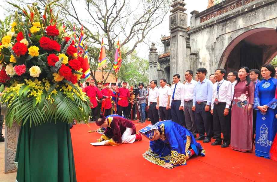 H&agrave;ng ngh&igrave;n người về dự khai mạc lễ hội Đền B&agrave; Triệu ở Thanh Ho&aacute;- Ảnh 1.