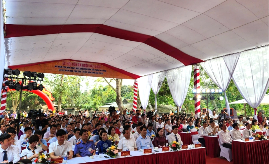 H&agrave;ng ngh&igrave;n người về dự khai mạc lễ hội Đền B&agrave; Triệu ở Thanh Ho&aacute;- Ảnh 3.