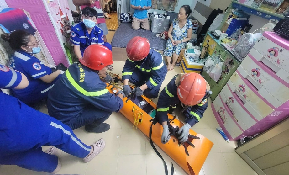 Cảnh s&aacute;t PCCC kịp thời cứu người đ&agrave;n &ocirc;ng h&ocirc;n m&ecirc; mắc kẹt tr&ecirc;n tầng- Ảnh 1.