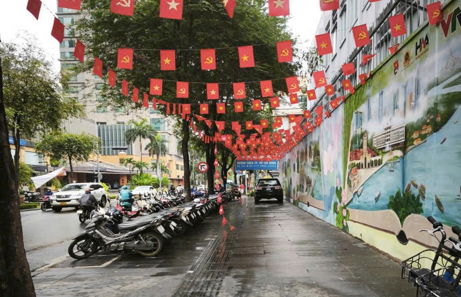 TP.HCM: B&atilde;i giữ xe tr&ecirc;n vỉa h&egrave; quanh đường s&aacute;ch TP.HCM c&oacute; thể bị thu hồi- Ảnh 1.