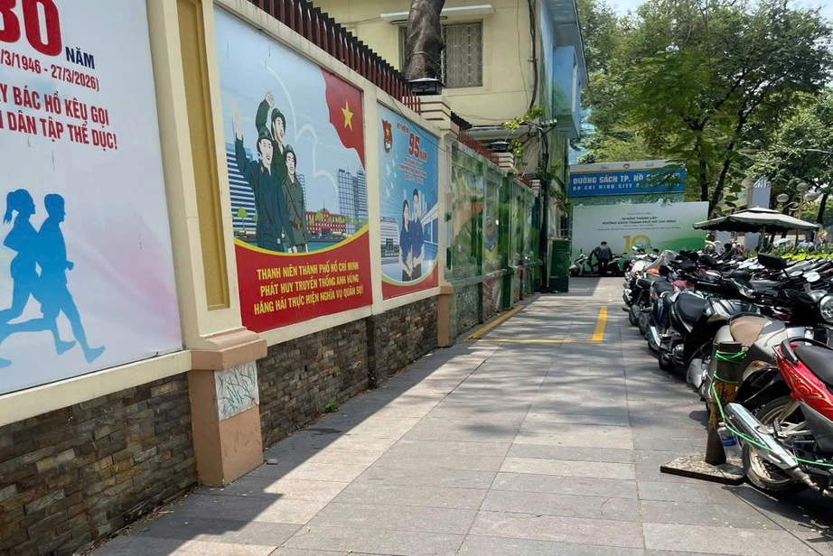 TP.HCM: B&atilde;i giữ xe tr&ecirc;n vỉa h&egrave; quanh đường s&aacute;ch TP.HCM c&oacute; thể bị thu hồi- Ảnh 2.