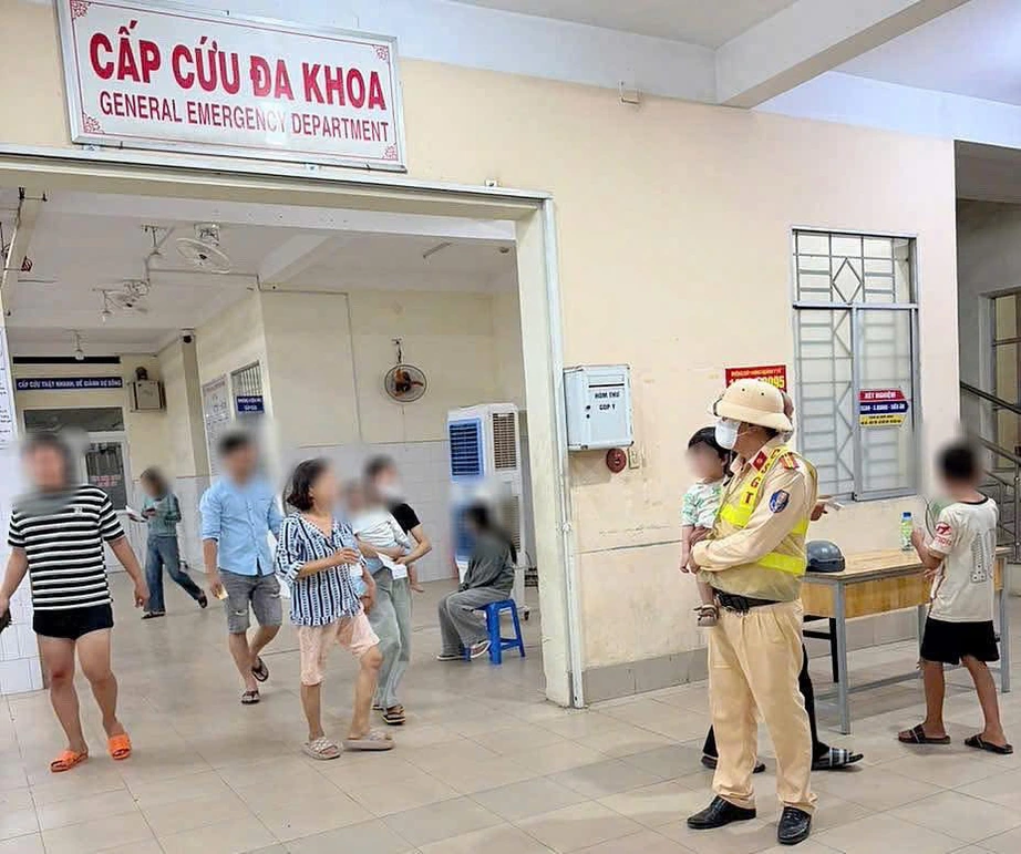Giữa d&ograve;ng xe ken đặc trong đ&ecirc;m lễ, CSGT mở đường kịp đưa sản phụ đến bệnh viện an to&agrave;n- Ảnh 1.