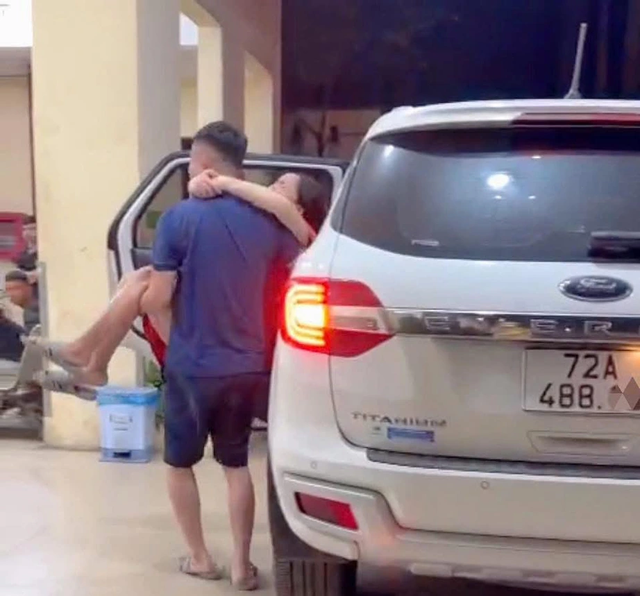 Giữa d&ograve;ng xe ken đặc trong đ&ecirc;m lễ, CSGT mở đường kịp đưa sản phụ đến bệnh viện an to&agrave;n- Ảnh 2.
