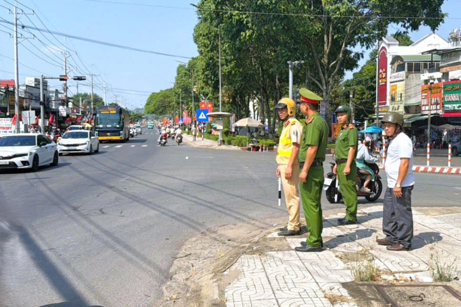 Giữa d&ograve;ng xe ken đặc trong đ&ecirc;m lễ, CSGT mở đường kịp đưa sản phụ đến bệnh viện an to&agrave;n- Ảnh 5.