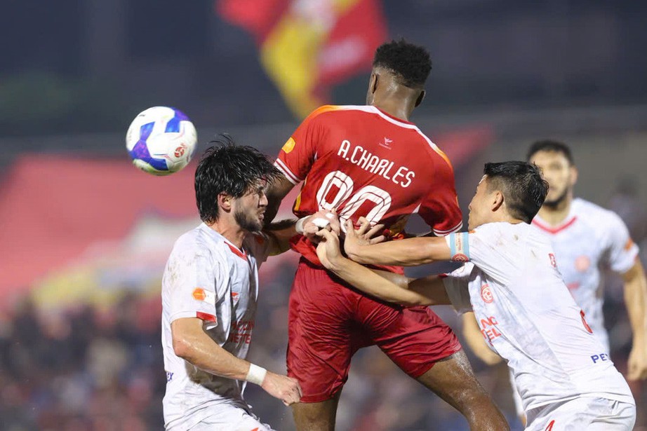 V-League: B&ugrave;i Tiến Dũng lập c&uacute; đ&uacute;p, Thể C&ocirc;ng Viettel thắng nhẹ H&agrave; Tĩnh- Ảnh 1.