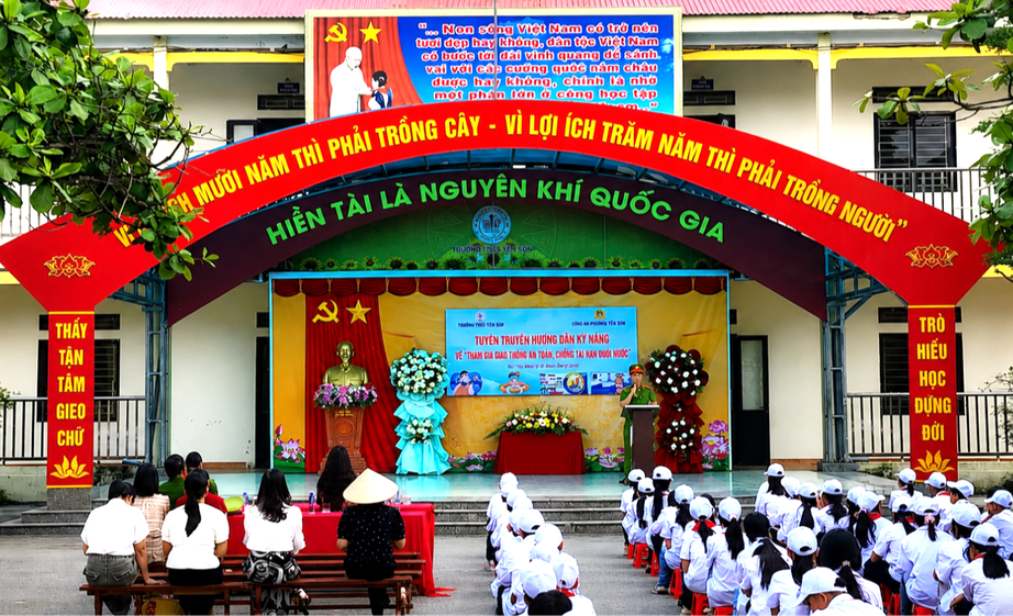 Ninh B&igrave;nh: Gần 500 học sinh được tuy&ecirc;n truyền an to&agrave;n giao th&ocirc;ng v&agrave; ph&ograve;ng chống đuối nước- Ảnh 1.