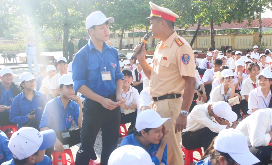 Tuy&ecirc;n truyền an to&agrave;n giao th&ocirc;ng, hướng dẫn kỹ năng l&aacute;i xe an to&agrave;n cho học sinh ở Quảng Trị- Ảnh 2.