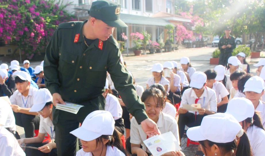 Tuy&ecirc;n truyền an to&agrave;n giao th&ocirc;ng, hướng dẫn kỹ năng l&aacute;i xe an to&agrave;n cho học sinh ở Quảng Trị- Ảnh 3.