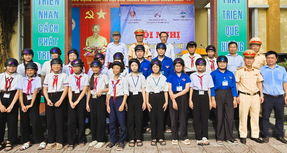 Tuy&ecirc;n truyền an to&agrave;n giao th&ocirc;ng, hướng dẫn kỹ năng l&aacute;i xe an to&agrave;n cho học sinh ở Quảng Trị- Ảnh 4.