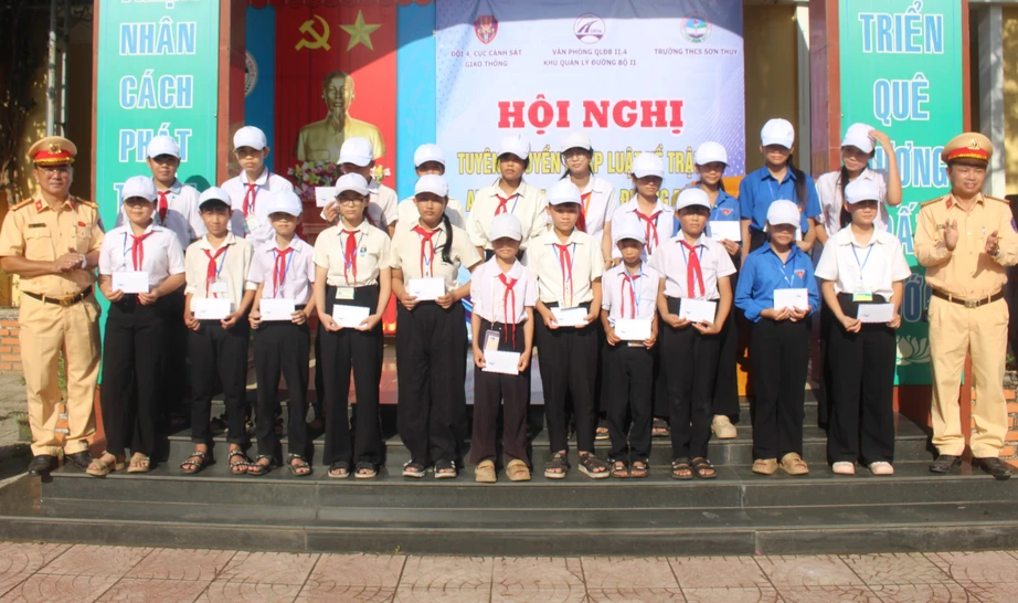 Tuy&ecirc;n truyền an to&agrave;n giao th&ocirc;ng, hướng dẫn kỹ năng l&aacute;i xe an to&agrave;n cho học sinh ở Quảng Trị- Ảnh 5.