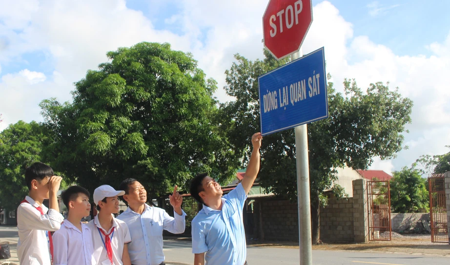 Tuy&ecirc;n truyền an to&agrave;n giao th&ocirc;ng, hướng dẫn kỹ năng l&aacute;i xe an to&agrave;n cho học sinh ở Quảng Trị- Ảnh 6.