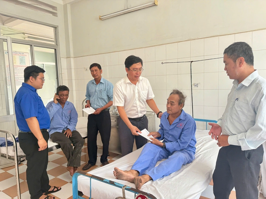 Lật xe kh&aacute;ch tr&ecirc;n Quốc lộ 19 khiến 1 người tử vong, 2 người bị thương- Ảnh 2.