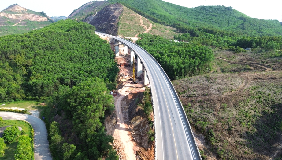 Vì sao nên tạm dừng khai thác tuyến cao tốc đoạn Cam Lộ - La Sơn vào ban đêm?- Ảnh 1. Vì sao nên tạm dừng khai thác tuyến cao tốc đoạn Cam Lộ - La Sơn vào ban đêm?- Ảnh 1.