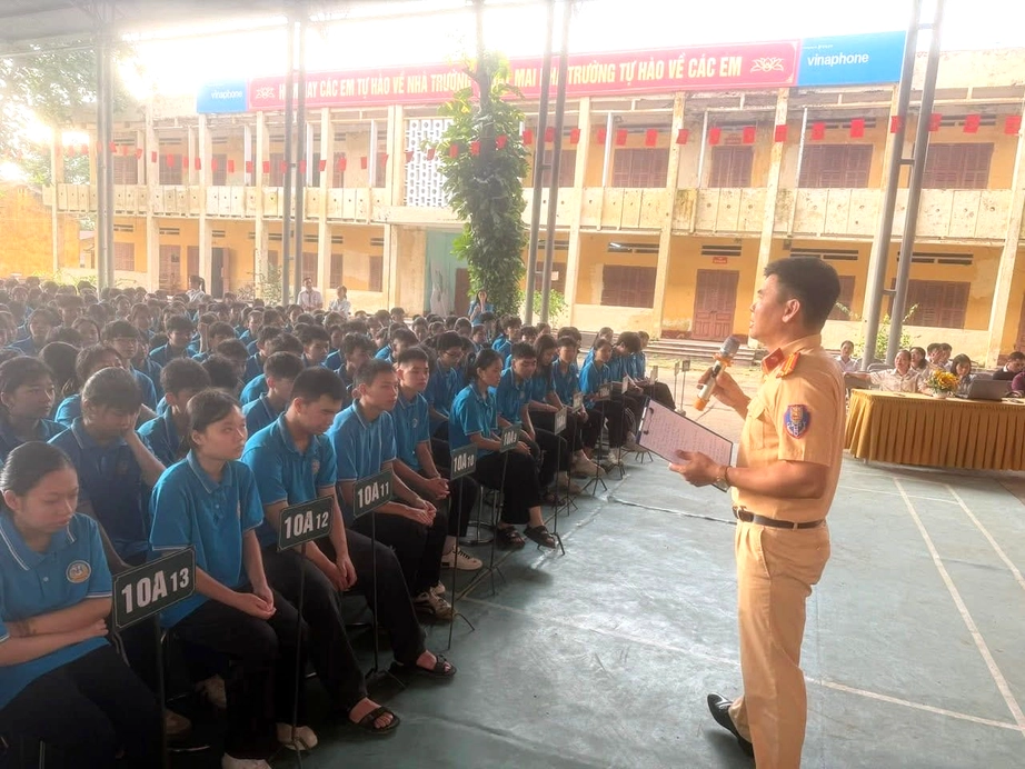 Tuy&ecirc;n Quang phổ biến kiến thức an to&agrave;n giao th&ocirc;ng cho hơn 1.700 học sinh- Ảnh 1.