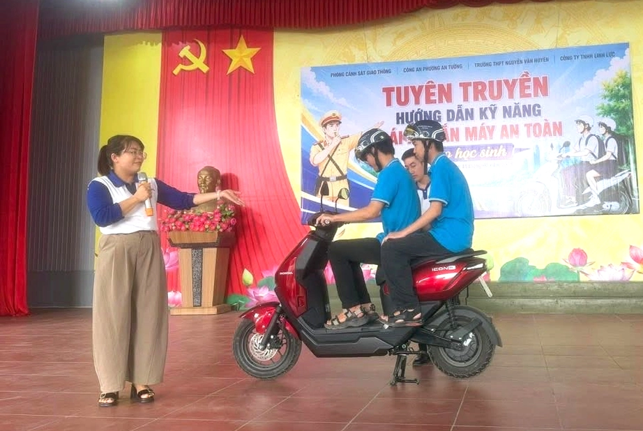 Tuy&ecirc;n Quang phổ biến kiến thức an to&agrave;n giao th&ocirc;ng cho hơn 1.700 học sinh- Ảnh 2.