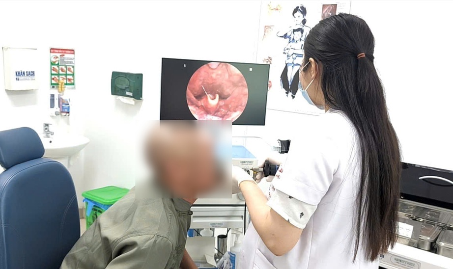 Người đàn ông suýt tắc đường thở vì thói quen nhai đá lạnh giải nhiệt- Ảnh 1. Người đàn ông suýt tắc đường thở vì thói quen nhai đá lạnh giải nhiệt- Ảnh 1.